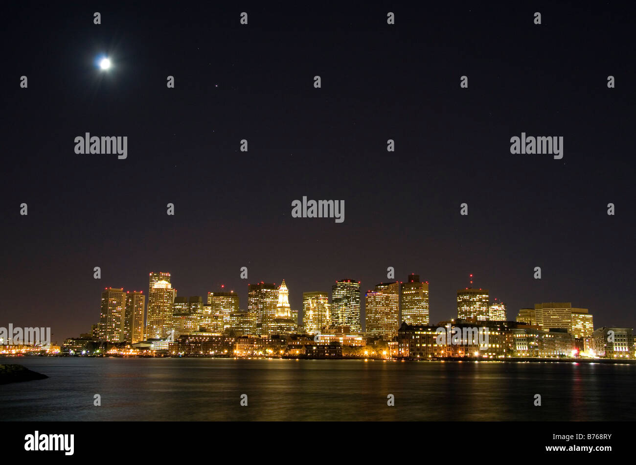 Boston skyline sur une lune nuit étoilée avec au premier plan Le Port de Boston Massachusetts USA Banque D'Images