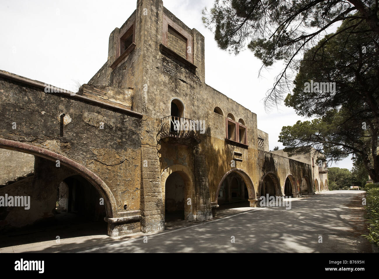 Des bâtiments abandonnés laissés par les Italiens qui ont colonisé Eleoussa Rhodes Grèce au début du xxe siècle Banque D'Images