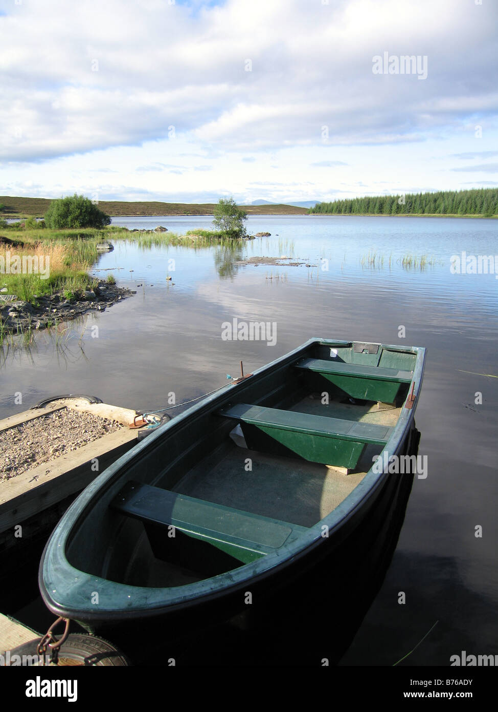 Bateau de pêche dans la région de Scottish Highland Loch Banque D'Images