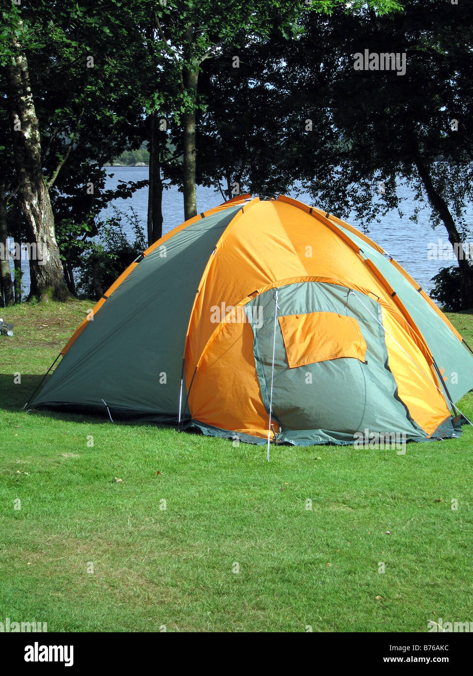 Tente de camping sur les rives du Loch Lomond en Ecosse Banque D'Images