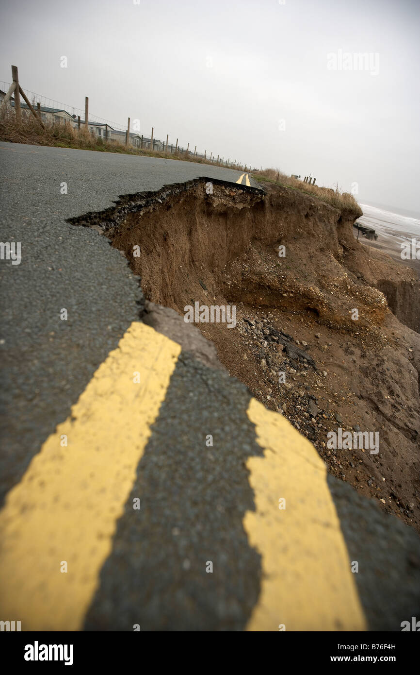 Falaises d'érosion côtière et l'effondrement des maisons de la route vers la mer du nord et à Ulrome Skipsea East Yorkshire UK Banque D'Images