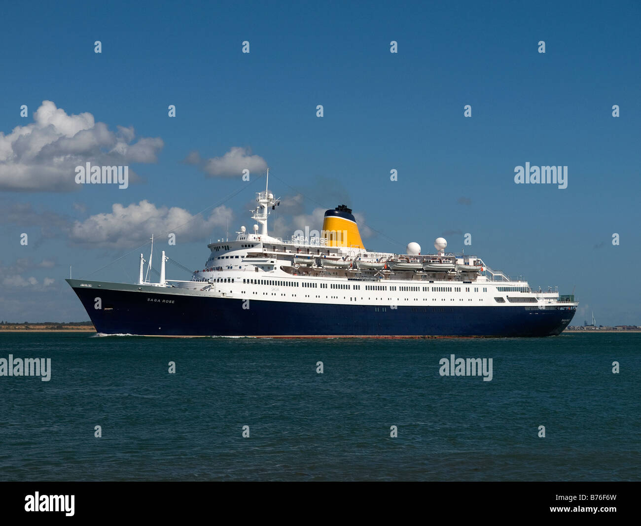 Bateau de croisière Saga Rose entrant Southampton Water UK Banque D'Images