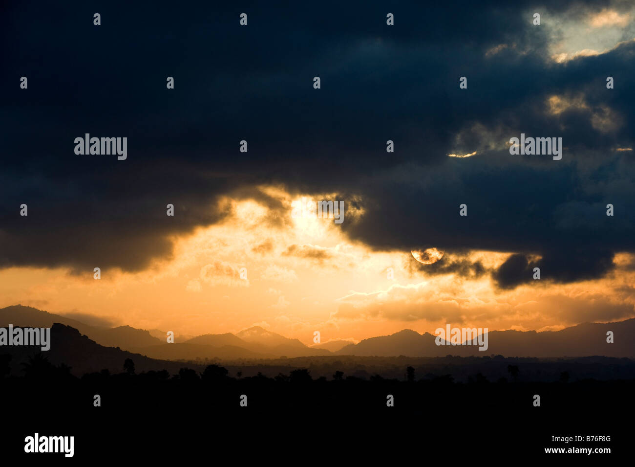 Lever de soleil sur l'orageux campagne indienne. L'Andhra Pradesh, Inde Banque D'Images