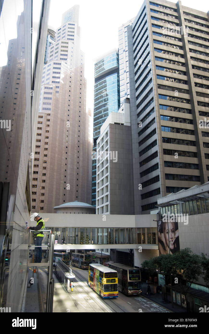 Scène de rue montrant nettoyant pour vitres, Des Voeux Road Central, Sheung Wan, le port de Victoria, l'île de Hong Kong, Hong Kong, Chine Banque D'Images