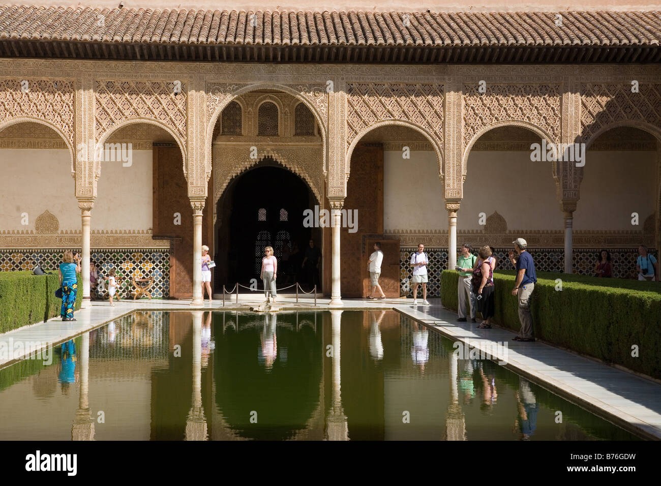 Cour des Myrtes et Tour de Comares au Palais de l'Alhambra à Grenade, Andalousie, Espagne Banque D'Images