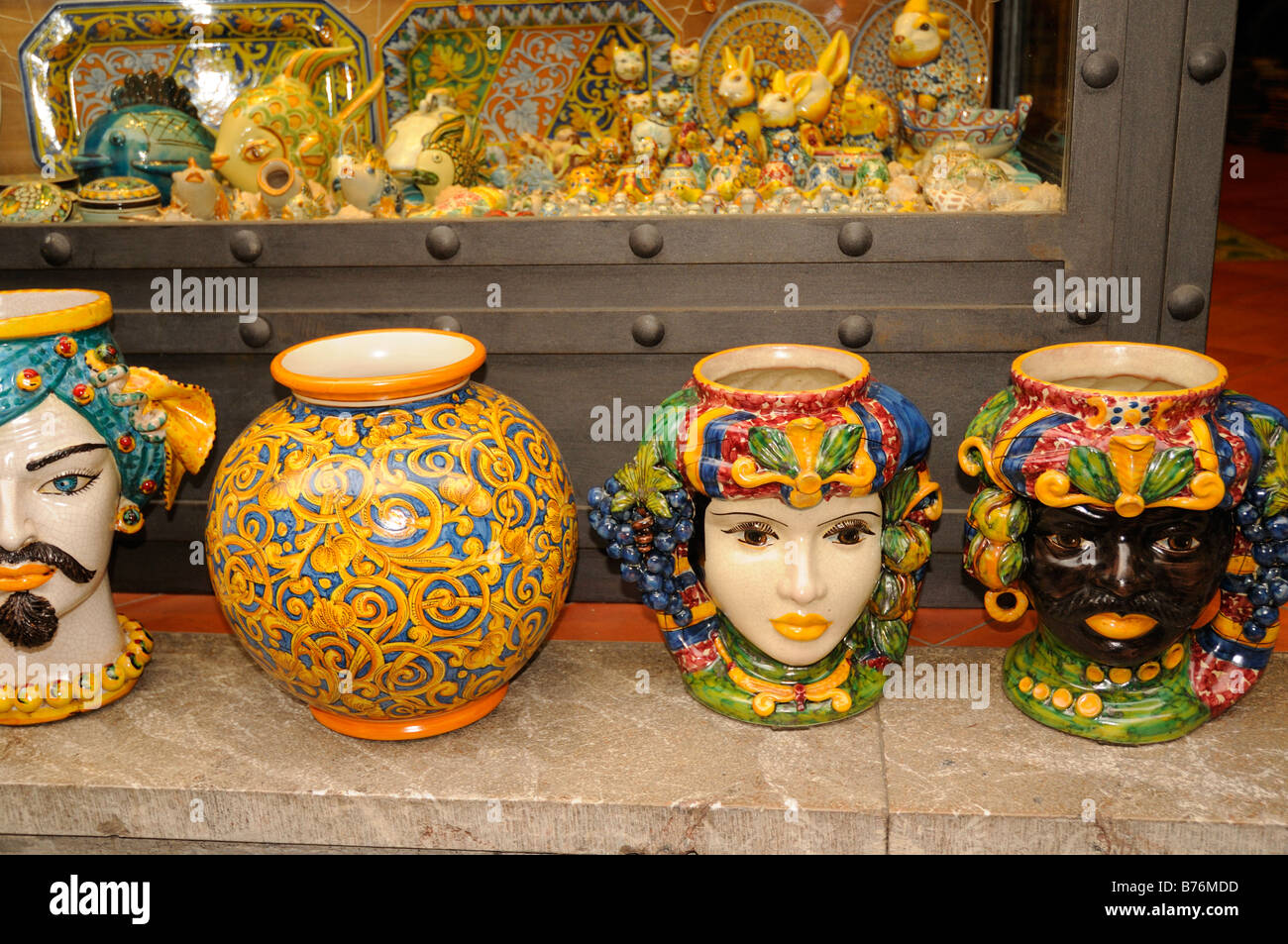 Articles de poterie typique de Sicile en vente en magasin à Taormina en Sicile Italie Banque D'Images