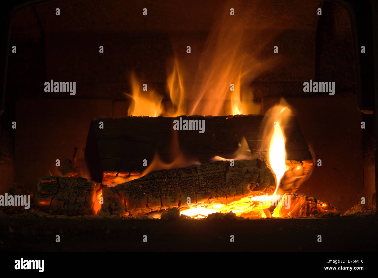 Palette bois en poêle à bois. Banque D'Images