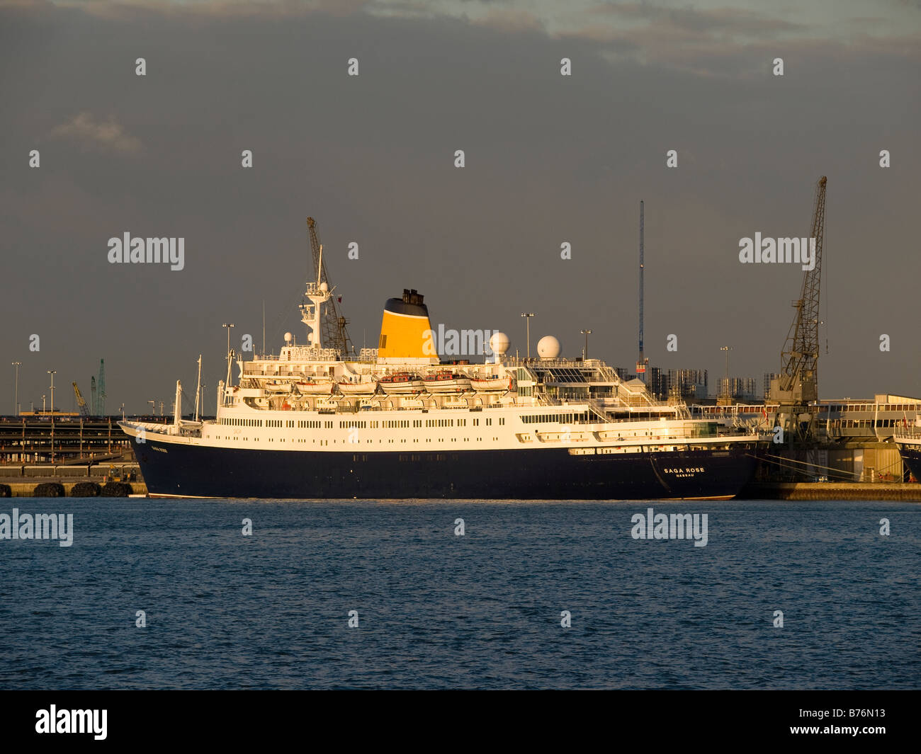 Bateau de croisière Rose Saga accosté au terminal 2 Queen Elizabeth à Southampton UK avant sa 2009 et dernière croisière autour du monde Banque D'Images