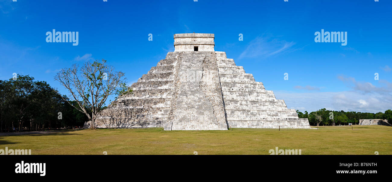 El Castillo (également connu sous le nom de Temple d'Kuklcan) à l'ancienne ruines mayas de Chichen Itza Yucatan Mexique Banque D'Images