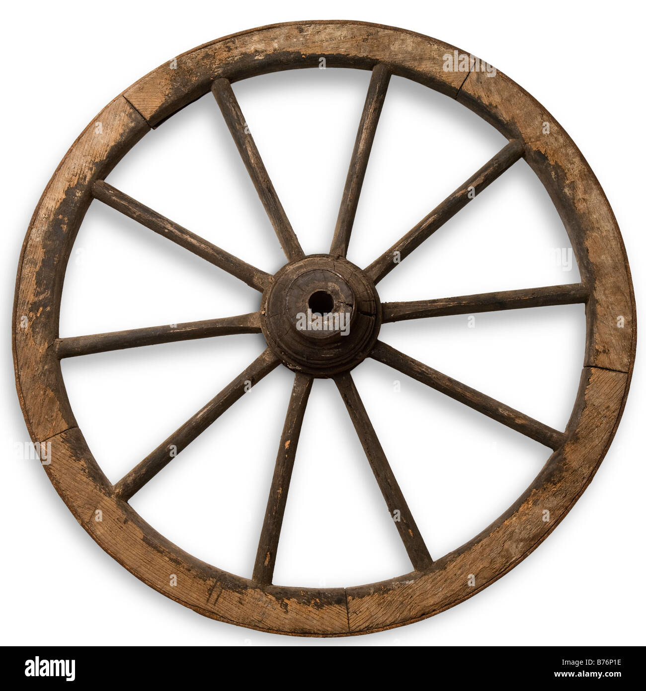 Vieux bois chariot roue sur white with clipping path Banque D'Images