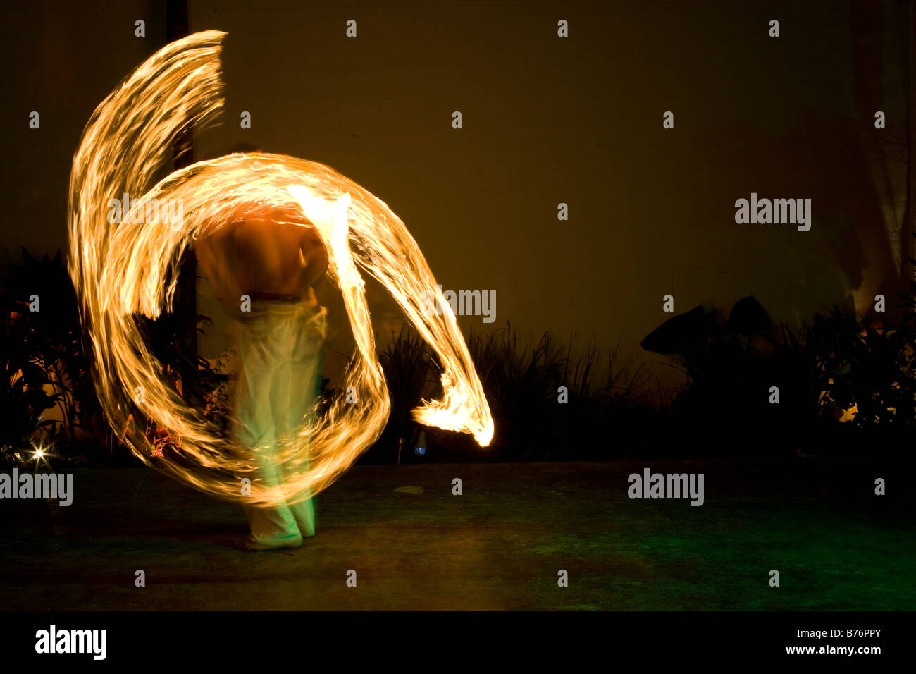 Danseurs de feu mise sur un spectacle de nuit à Playa Del Carmen Mexique Banque D'Images