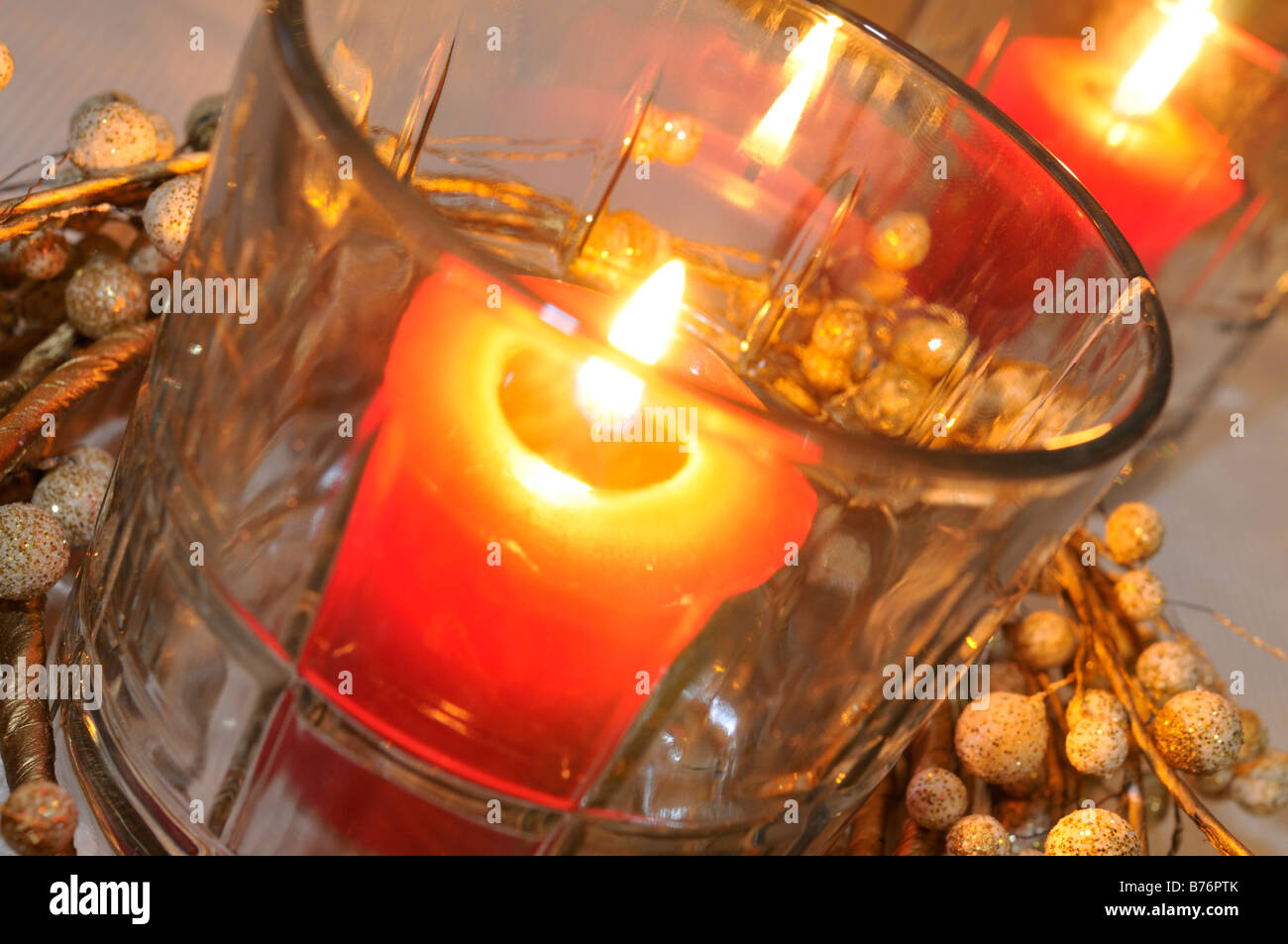 Des cierges rouges dans des bocaux avec guirlande de noël décorations. Banque D'Images