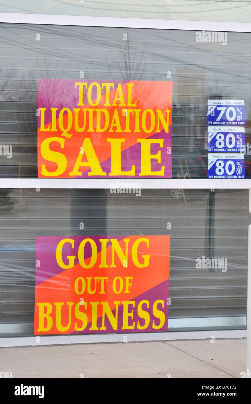 Vente de liquidation totale de signes d'une fermeture de windows de devanture de magasin de détail. Banque D'Images