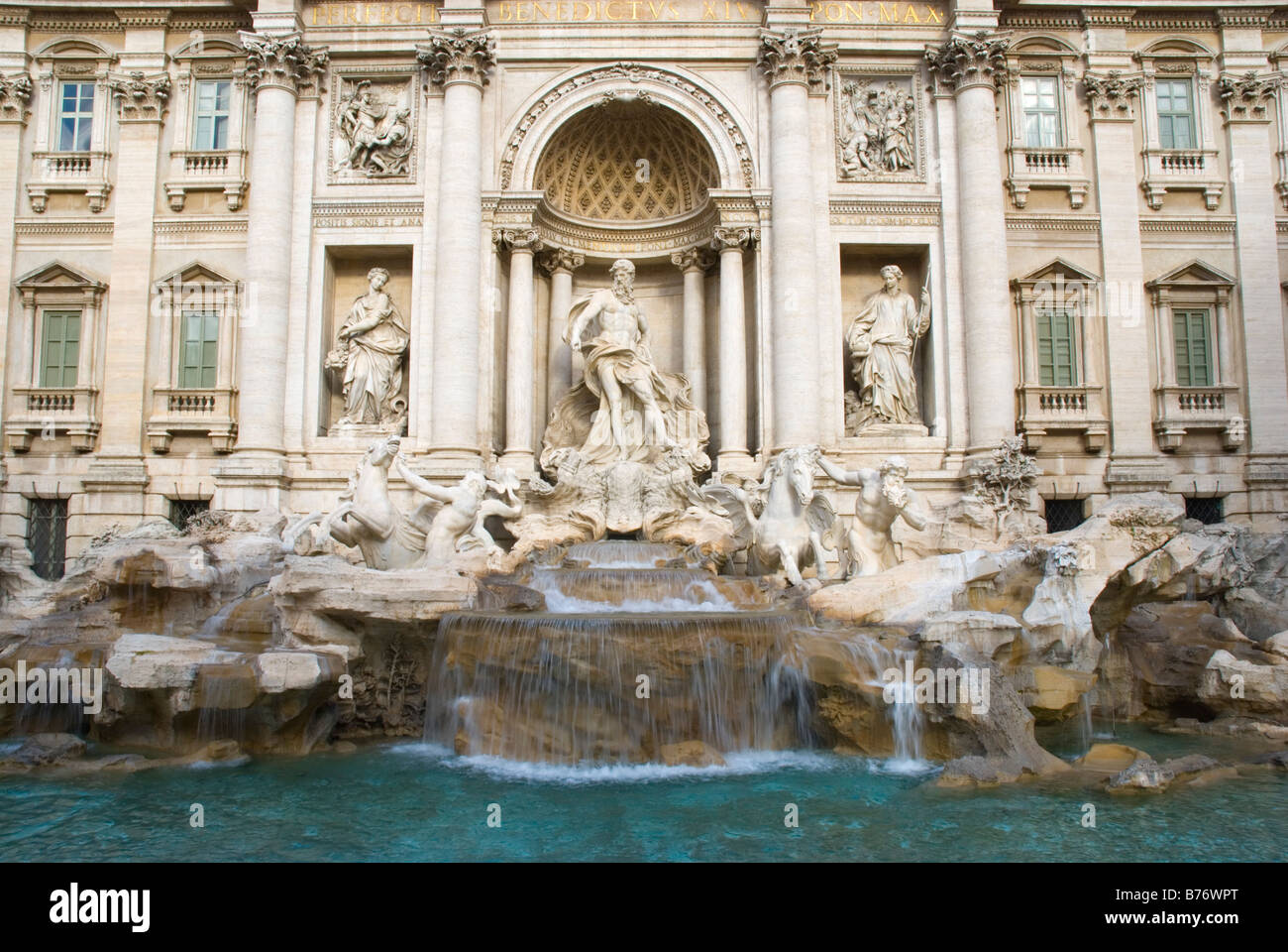 Fontana di Trevi dans centre historique de Rome Italie Europe Banque D'Images
