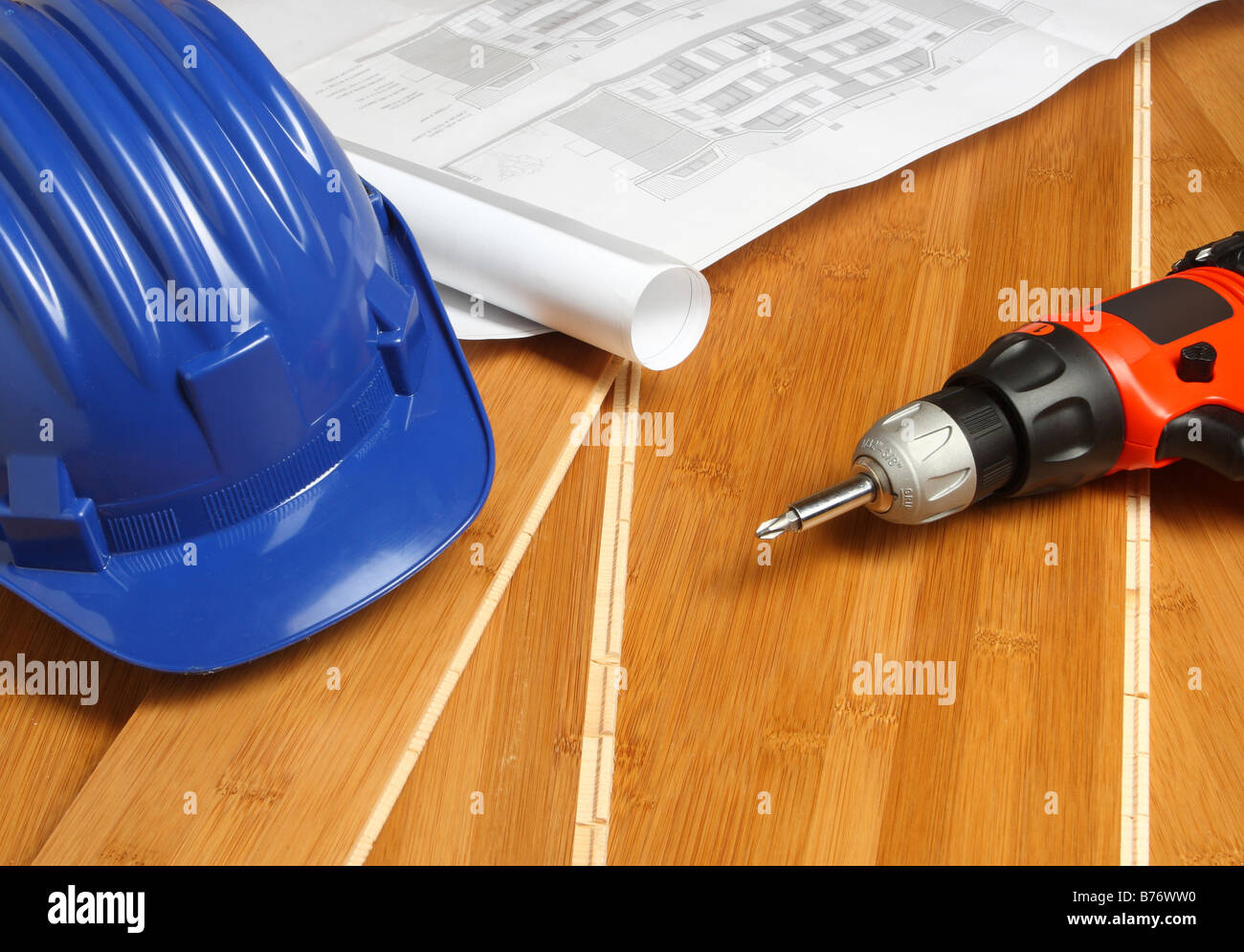 Casque bleu et de forage rouge bluprint sur plancher bois Banque D'Images