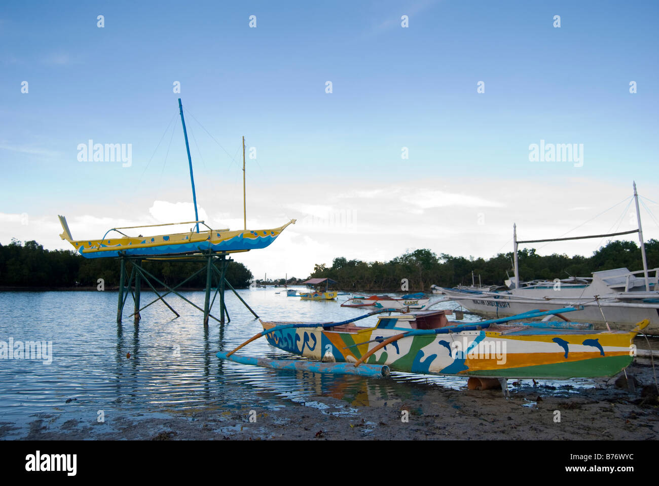 Outrigger bateaux de pêche sur pilotis de bois, Magellan Bay, Mactan Island, Cebu, Visayas, Philippines Banque D'Images