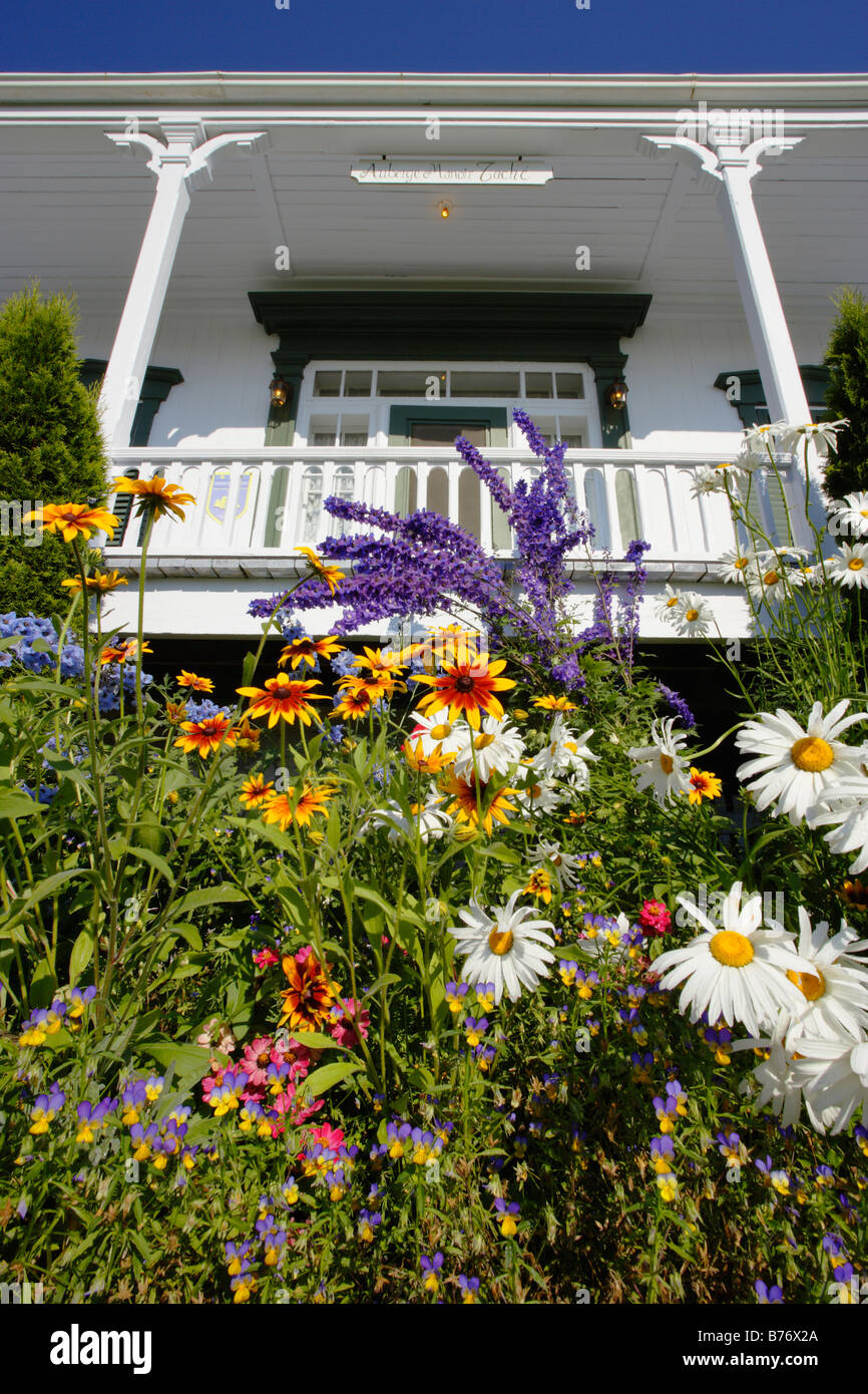 Voir d'Auberge Manoir Taché (INN) et de fleurs, région du Bas-Saint-Laurent, Québec, Canada Banque D'Images