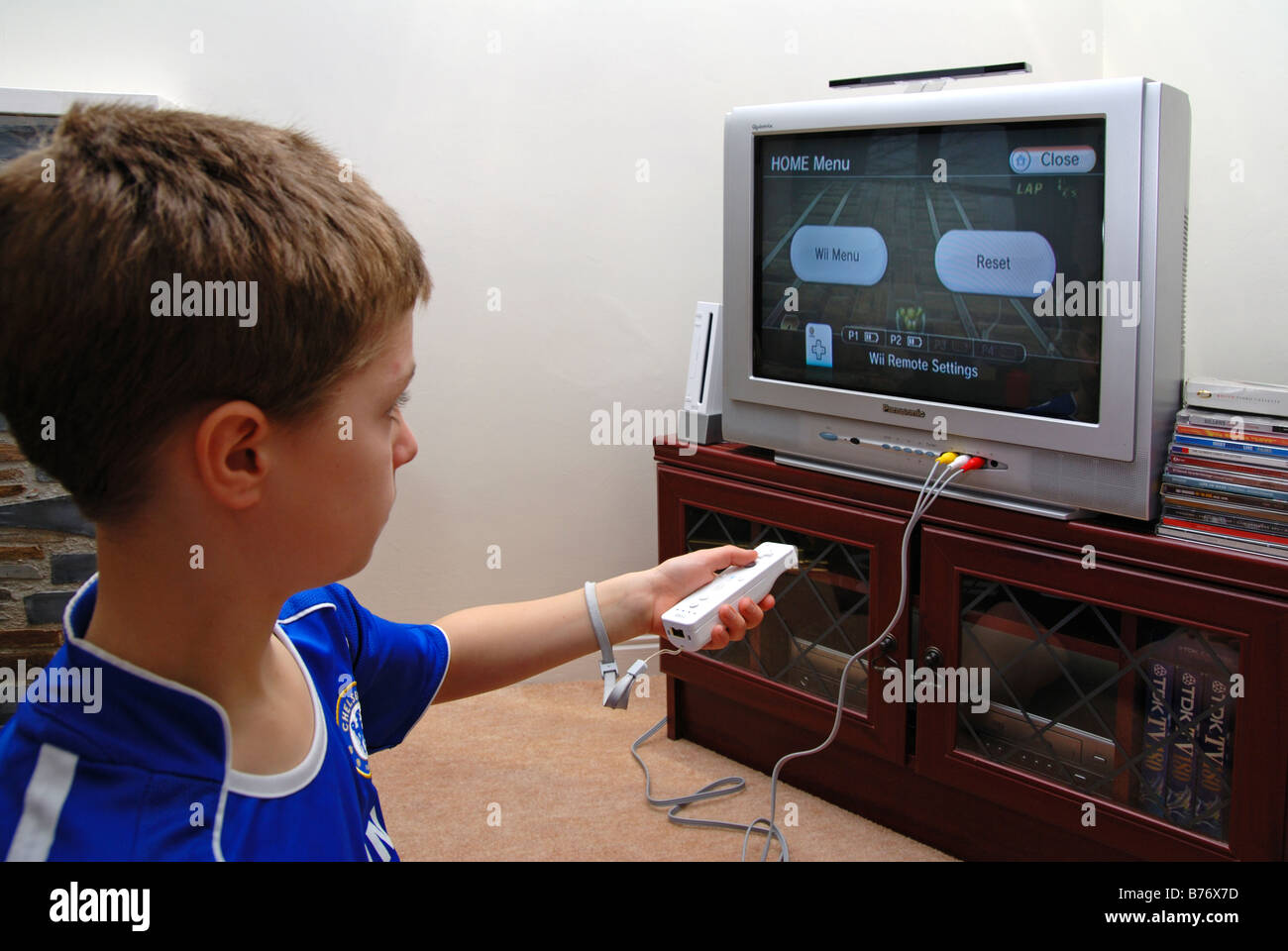 Un jeune garçon jouant sur la console Wii Banque D'Images