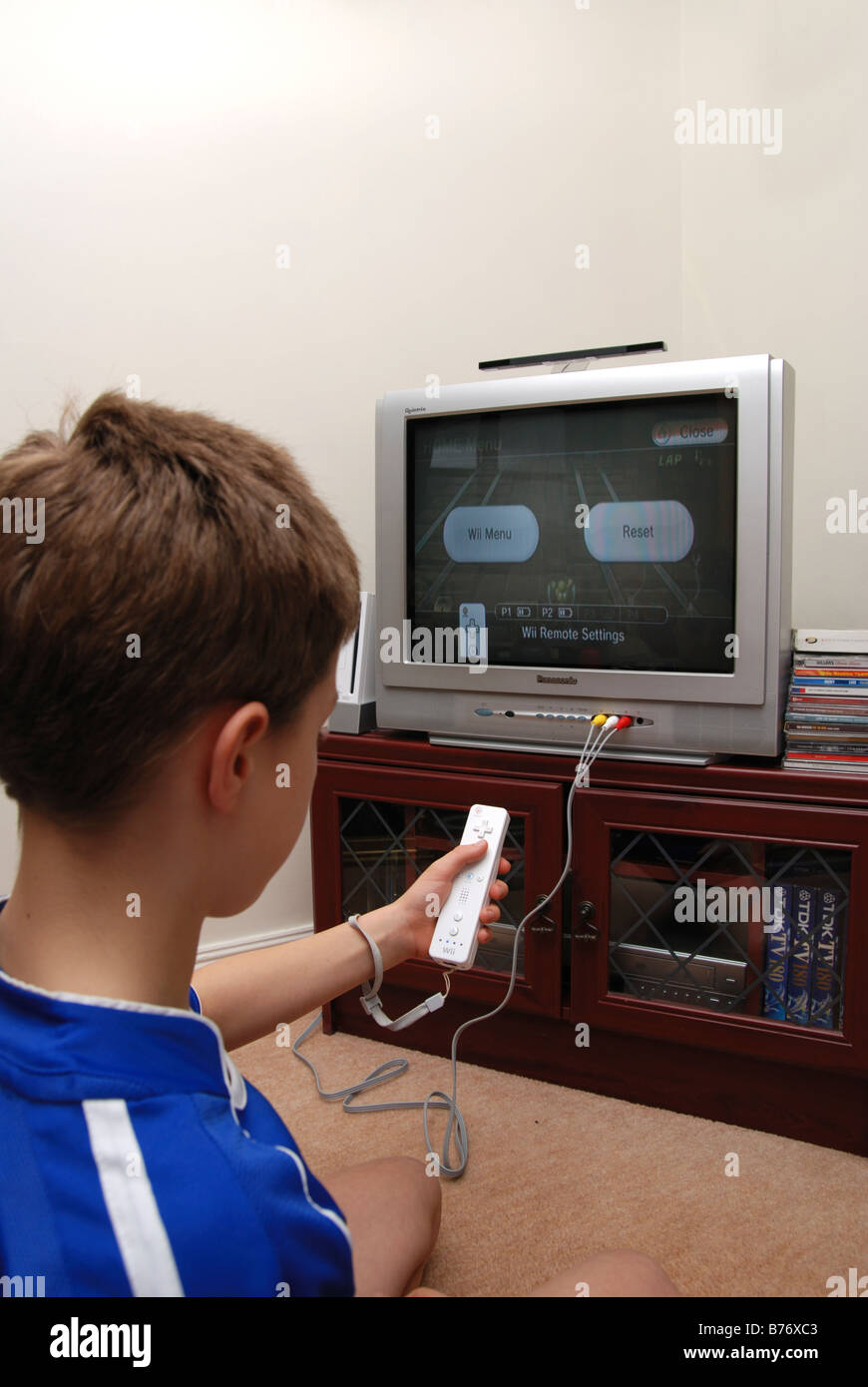 Un jeune garçon jouant sur la console Wii Banque D'Images
