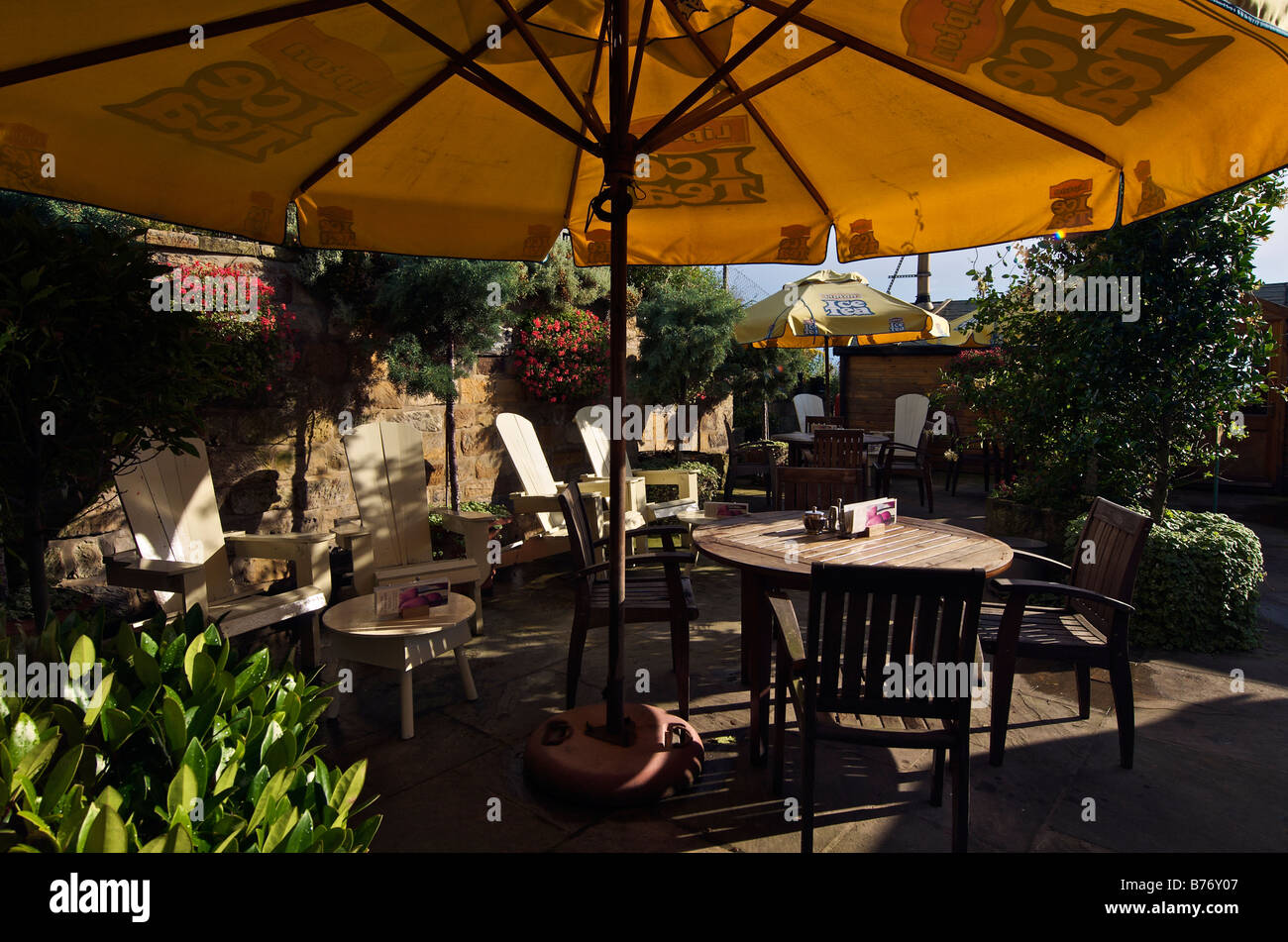 Beau jardin clos avec café chaises Adirondack Banque D'Images