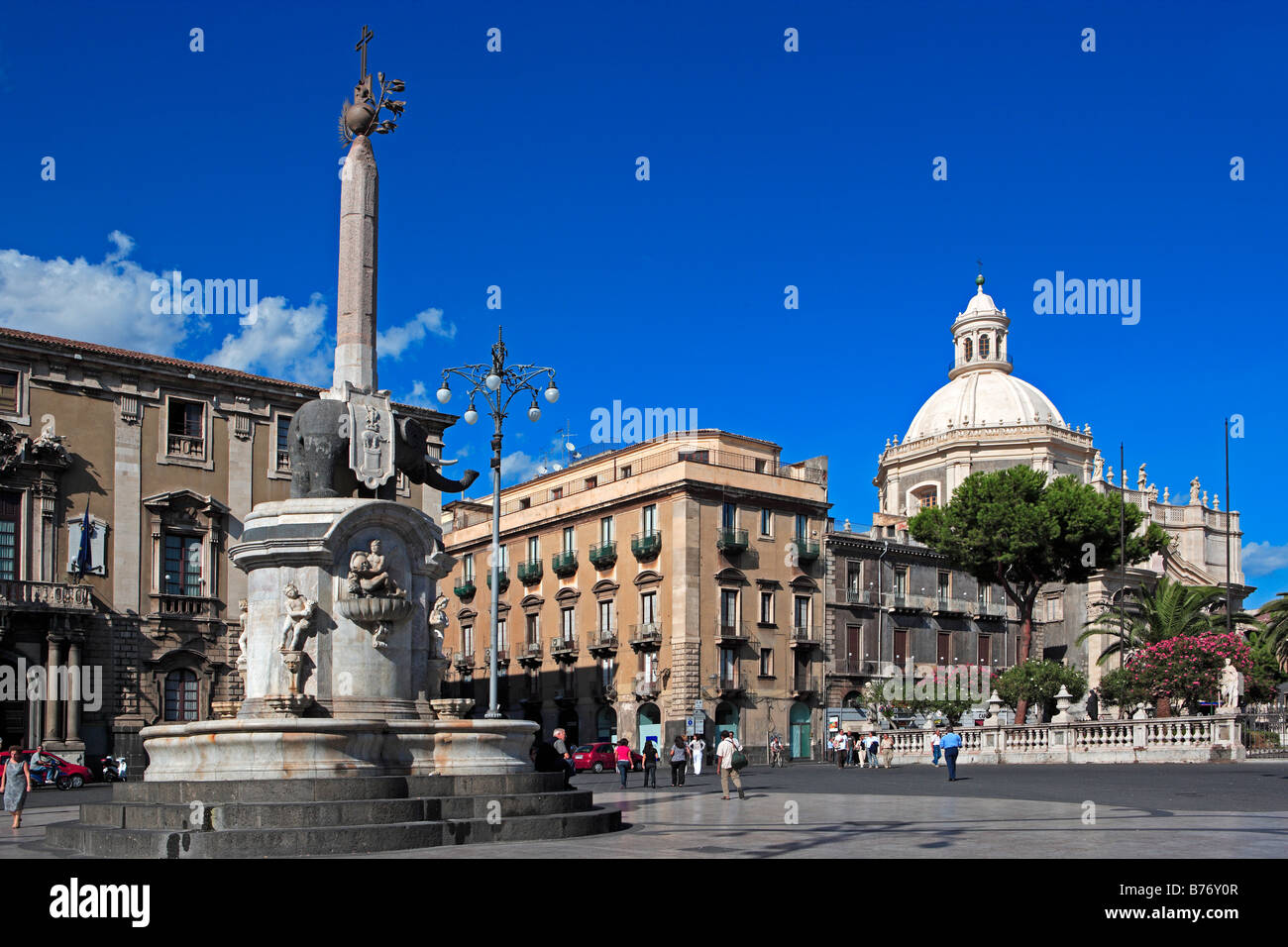 Piazza Duomo, Fontana dell'Elefante, Palazzo del Municipio et Badia di Sant'Agata, Catane, Sicile Banque D'Images