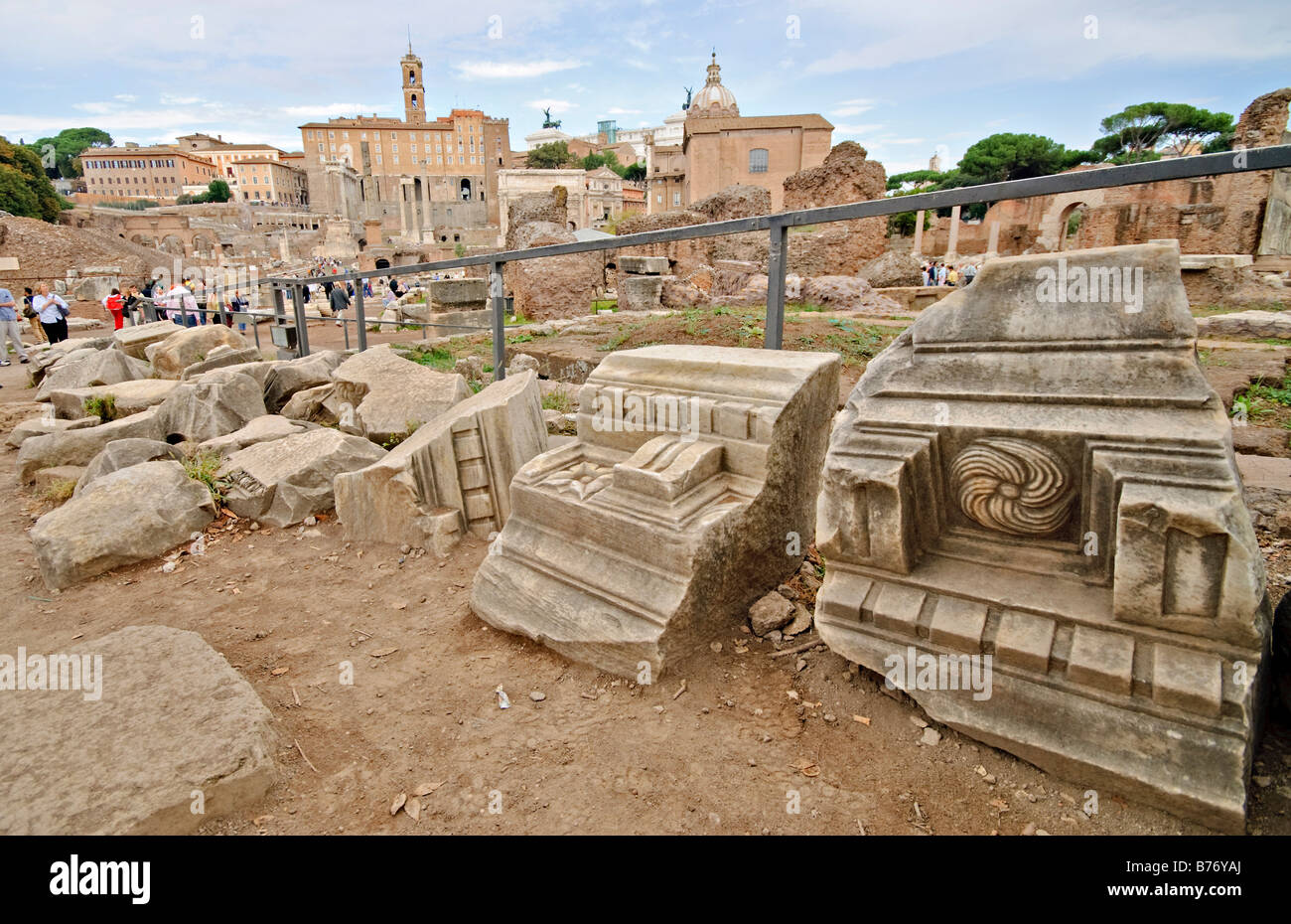 ROME, Italie — des ruines romaines sont bien en vue sur le Foro Romano ...