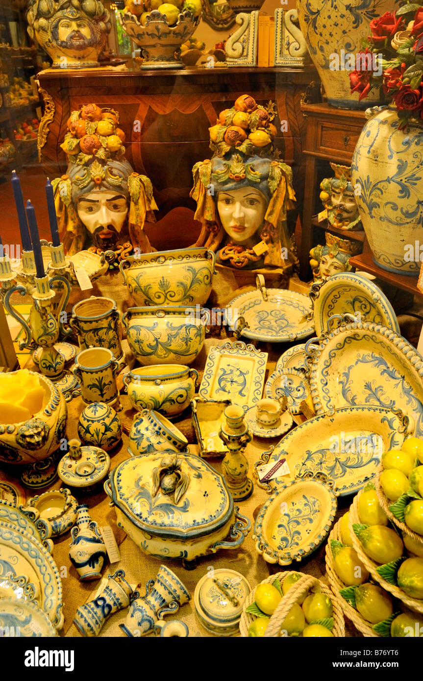 Articles de poterie typique de Sicile en vente en magasin à Taormina en Sicile Italie Banque D'Images
