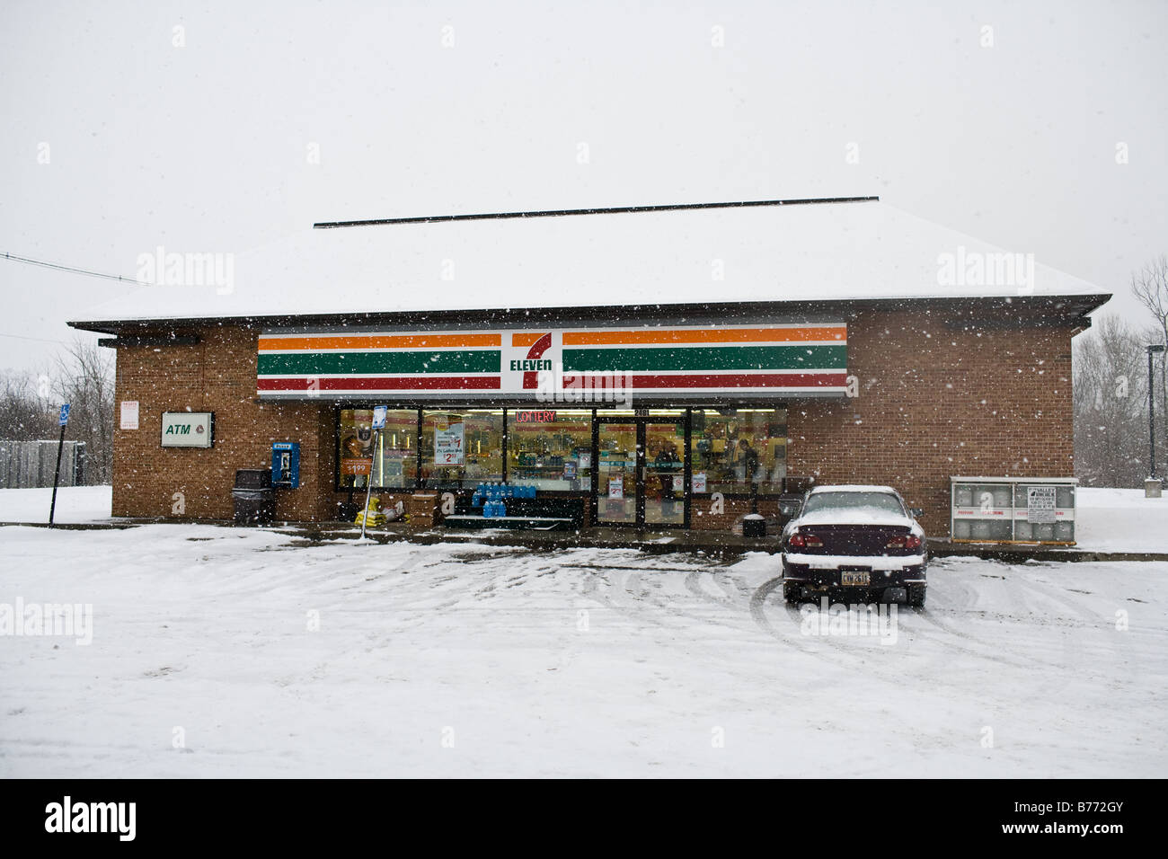 Un magasin 7-Eleven sur une froide journée d'hiver enneigée. Banque D'Images