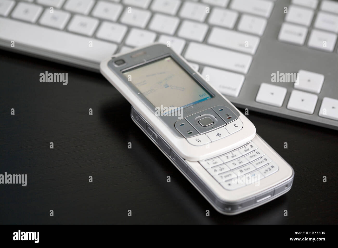 Nokia 6110 Navigator avec clavier à l'arrière-plan Banque D'Images