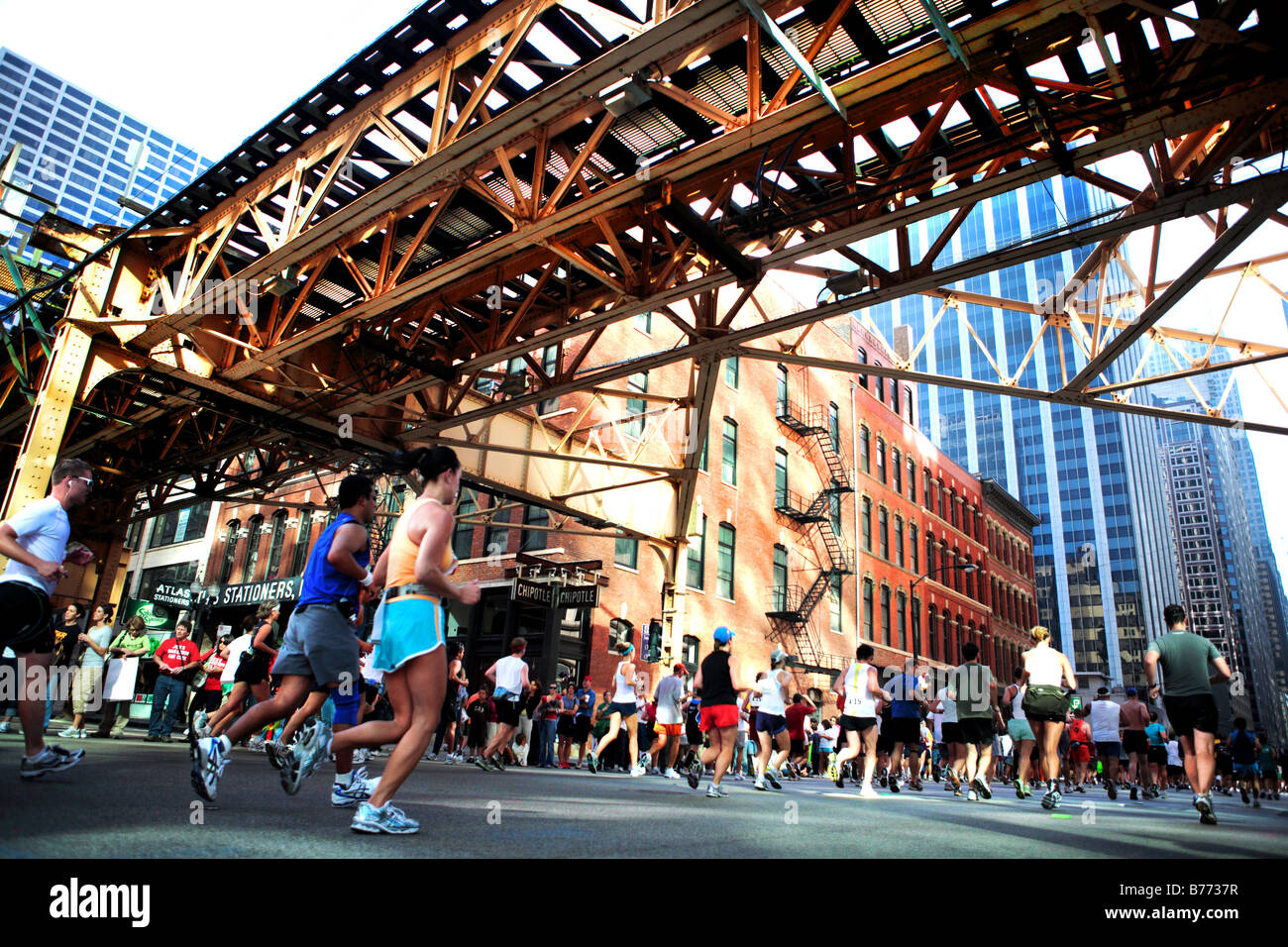 Les coureurs du MARATHON DE CHICAGO DANS LE CENTRE-VILLE DE CHICAGO ILLINOIS USA Banque D'Images