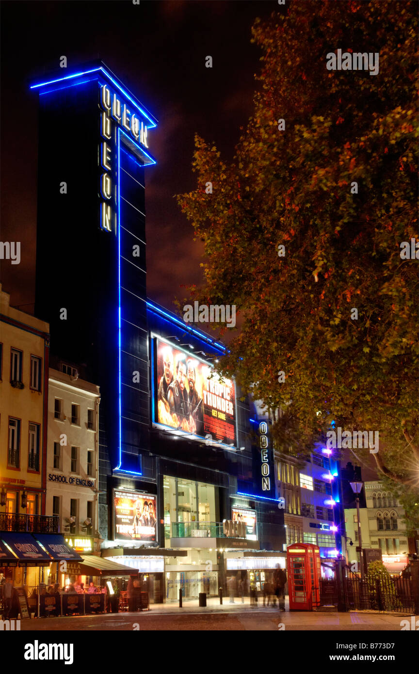 Le cinéma Odeon à Leicester Square at night Banque D'Images
