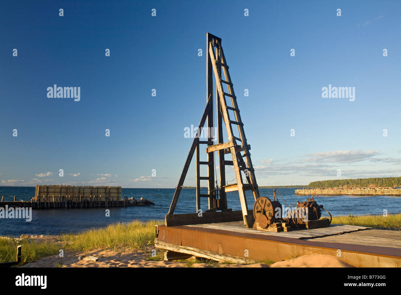 WISCONSIN - Ancien système de poulie à peu de sable Bay sur le lac Supérieur en Îles Apostle National Lakeshore. Banque D'Images