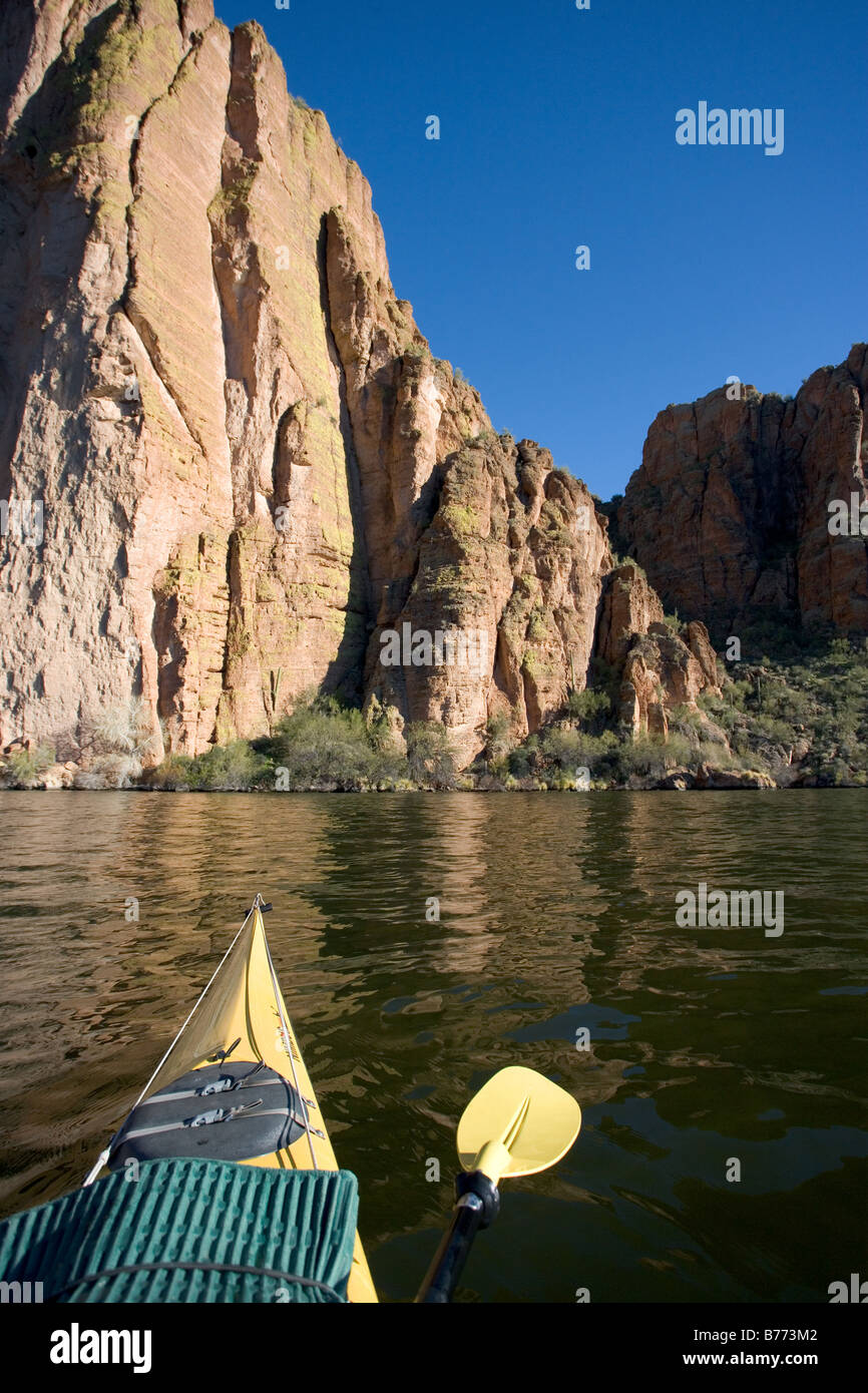 Un kayak dans un lac désert en Arizona avec en arrière-plan Canyon Lake a été formé lorsque la rivière Salt a été endigué. Banque D'Images