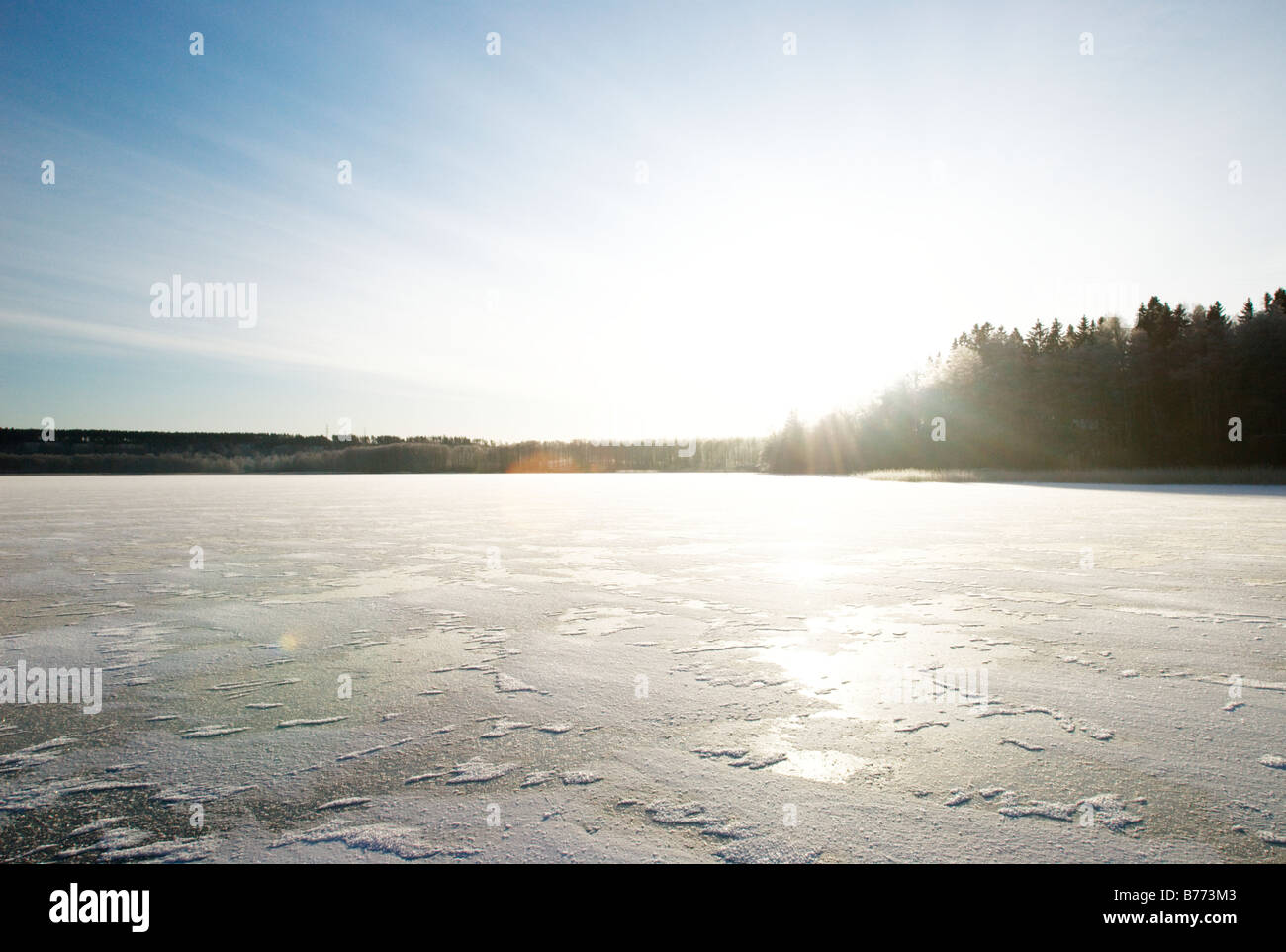 Journée d'hiver ensoleillée sur le lac gelé, Lohja, Finlande Banque D'Images