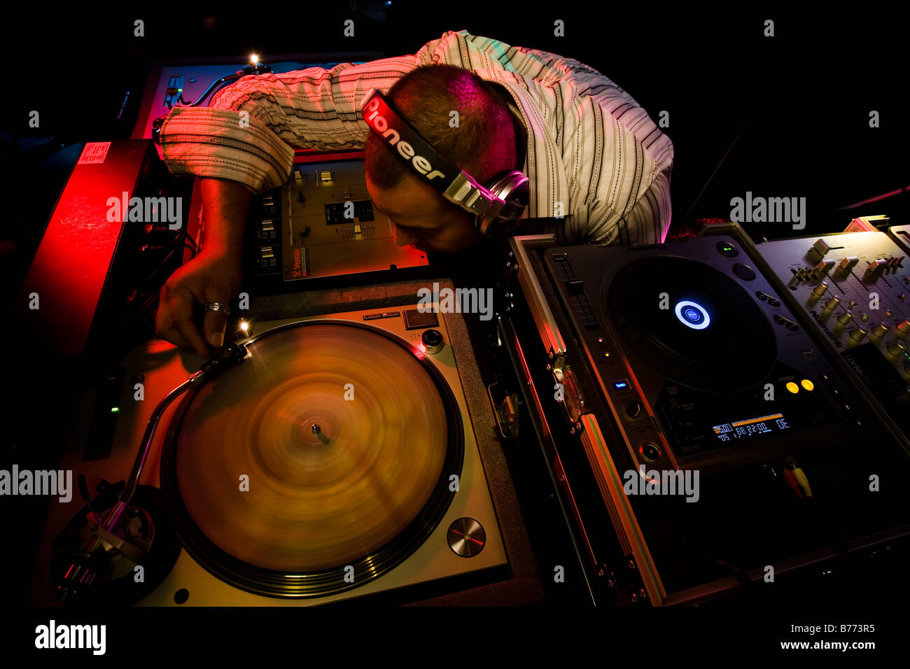 Hip hop DJ scratching vinyl record Banque D'Images