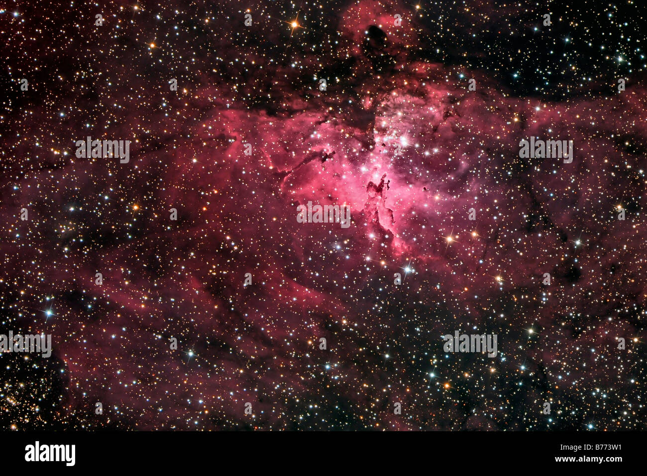 La Nébuleuse de l'Aigle (également connu sous le nom de Messier 16, M16 ou NGC 6611), est un jeune amas ouvert d'étoiles dans la constellation du Serpent. Banque D'Images