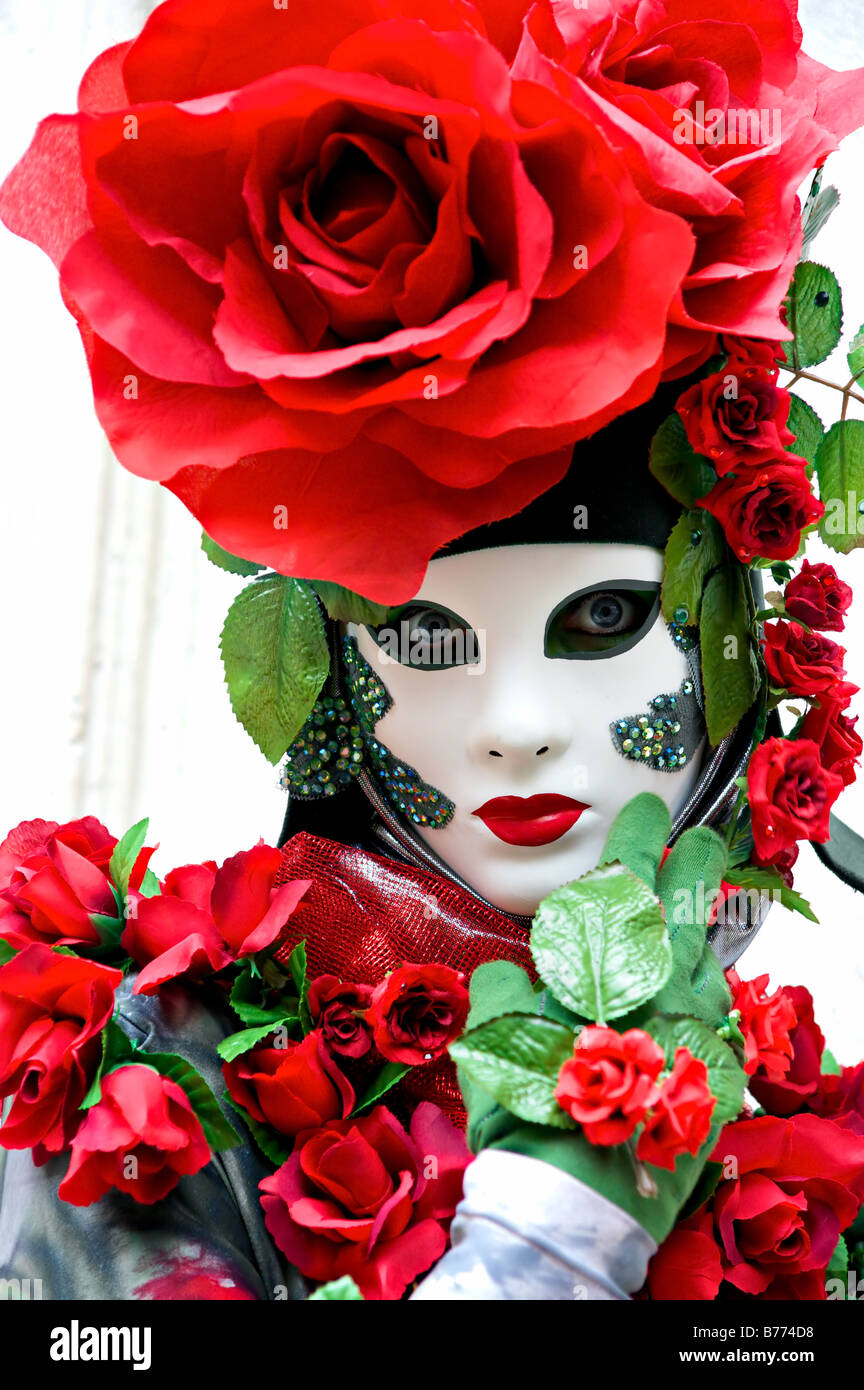 Belle rose rouge masque au Carnaval de Venise Italie Banque D'Images
