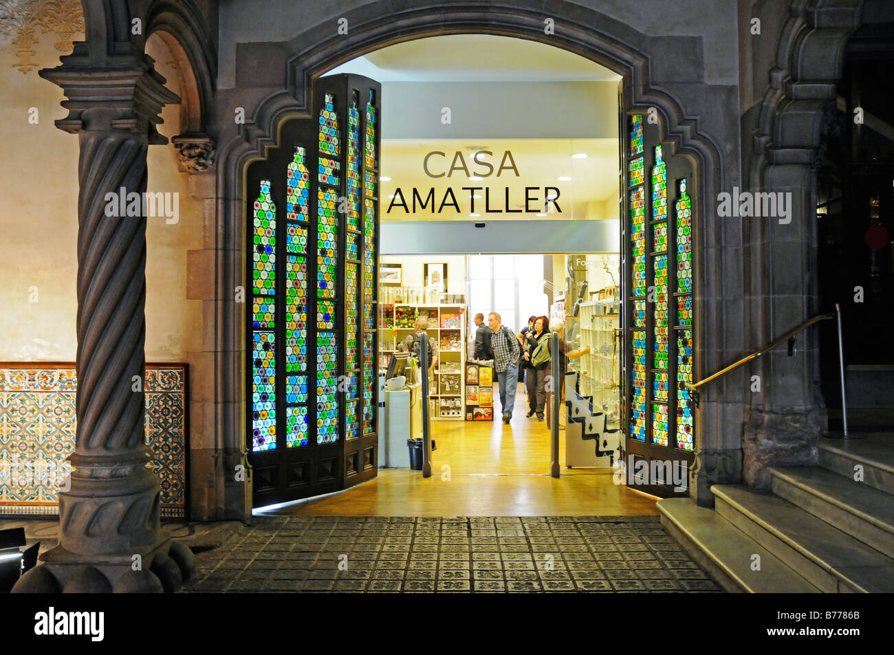 Le verre de la porte d'entrée d'un magasin de souvenirs, Casa Amatller, l'architecte Josep Puig i Cadafalch, modernisme, Passeig de Gracia, Barcelon Banque D'Images