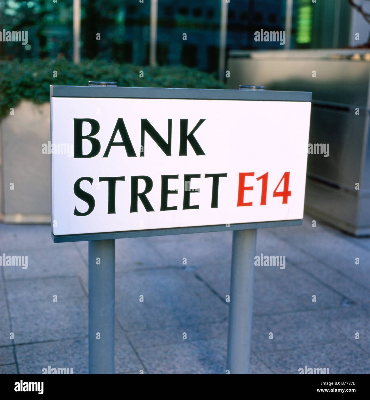 La rue Bank E14 signer Canary Wharf, quartier des affaires CANADA SQUARE London England UK KATHY DEWITT Banque D'Images