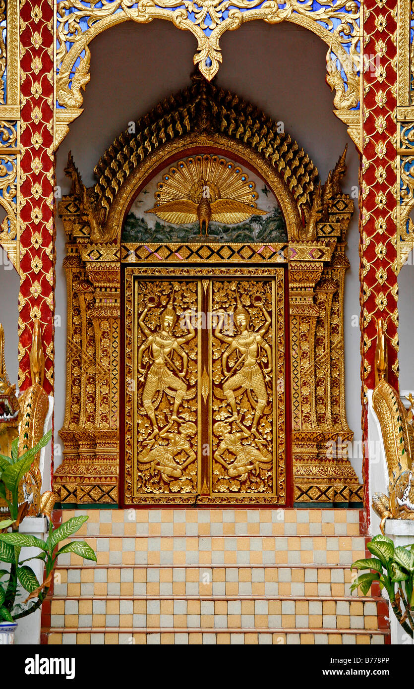 Porte avec ornements d'or, le Wat Phrathat Doi Suthep, temple boîtier sur la sainte montagne, Chiang Mai, Thaïlande, Asie Banque D'Images