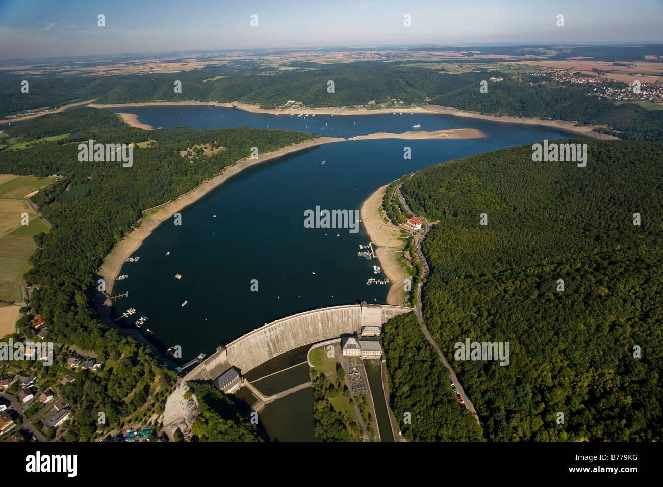 Photographie aérienne, écluse, lac Edersee, réduit à moins d'un quart de son volume normal d'eau, ville de Korbach, Waldeck Banque D'Images