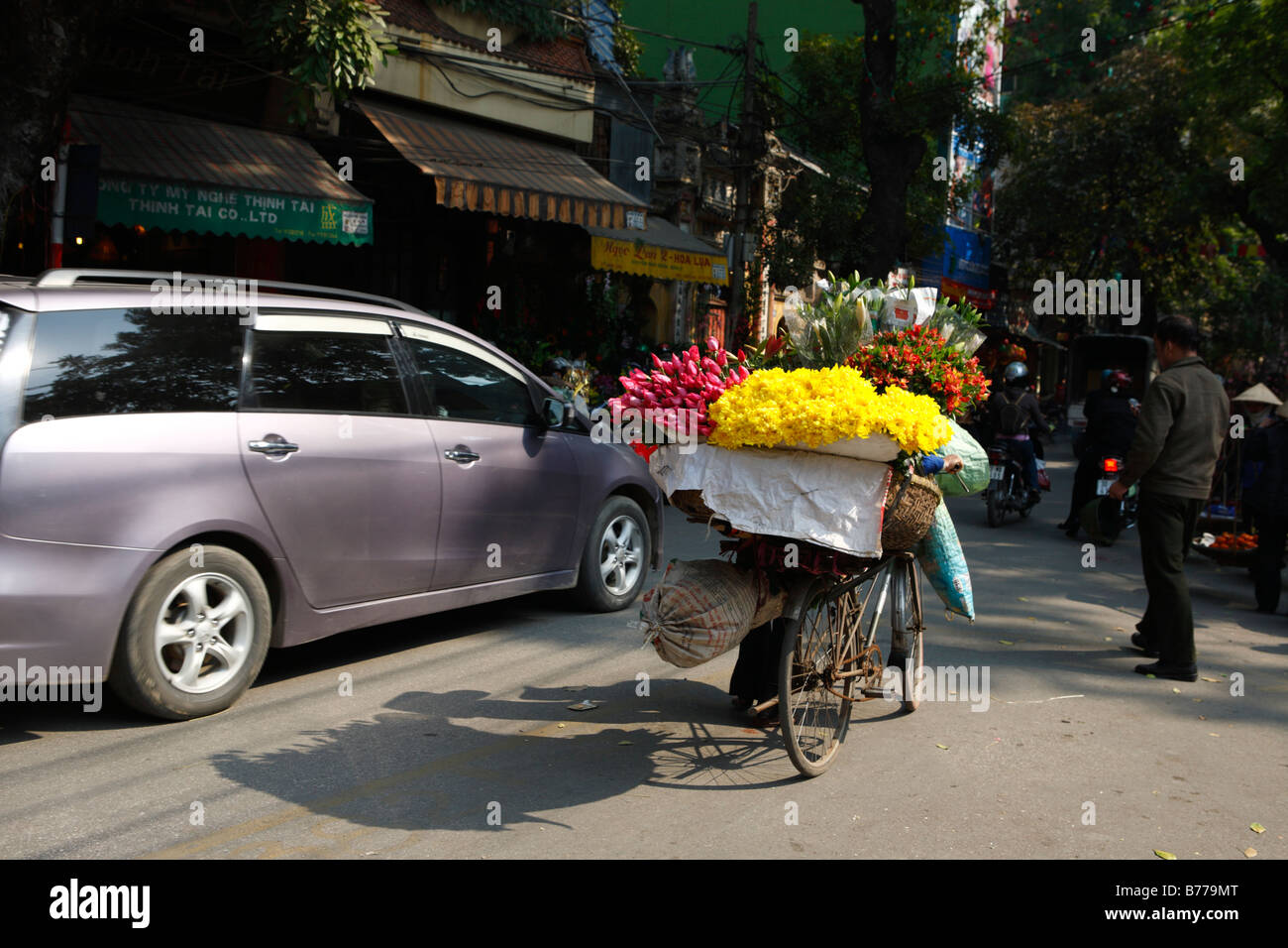 Vendeuse de fleurs à Hanoi Banque D'Images