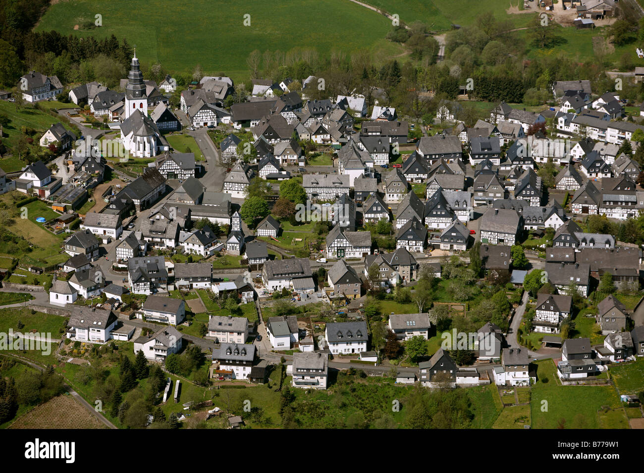 Photographie aérienne, village de maisons à colombages, Meschede Eversberg, Sauerland, Nordrhein-Westfalen, Germany, Europe Banque D'Images