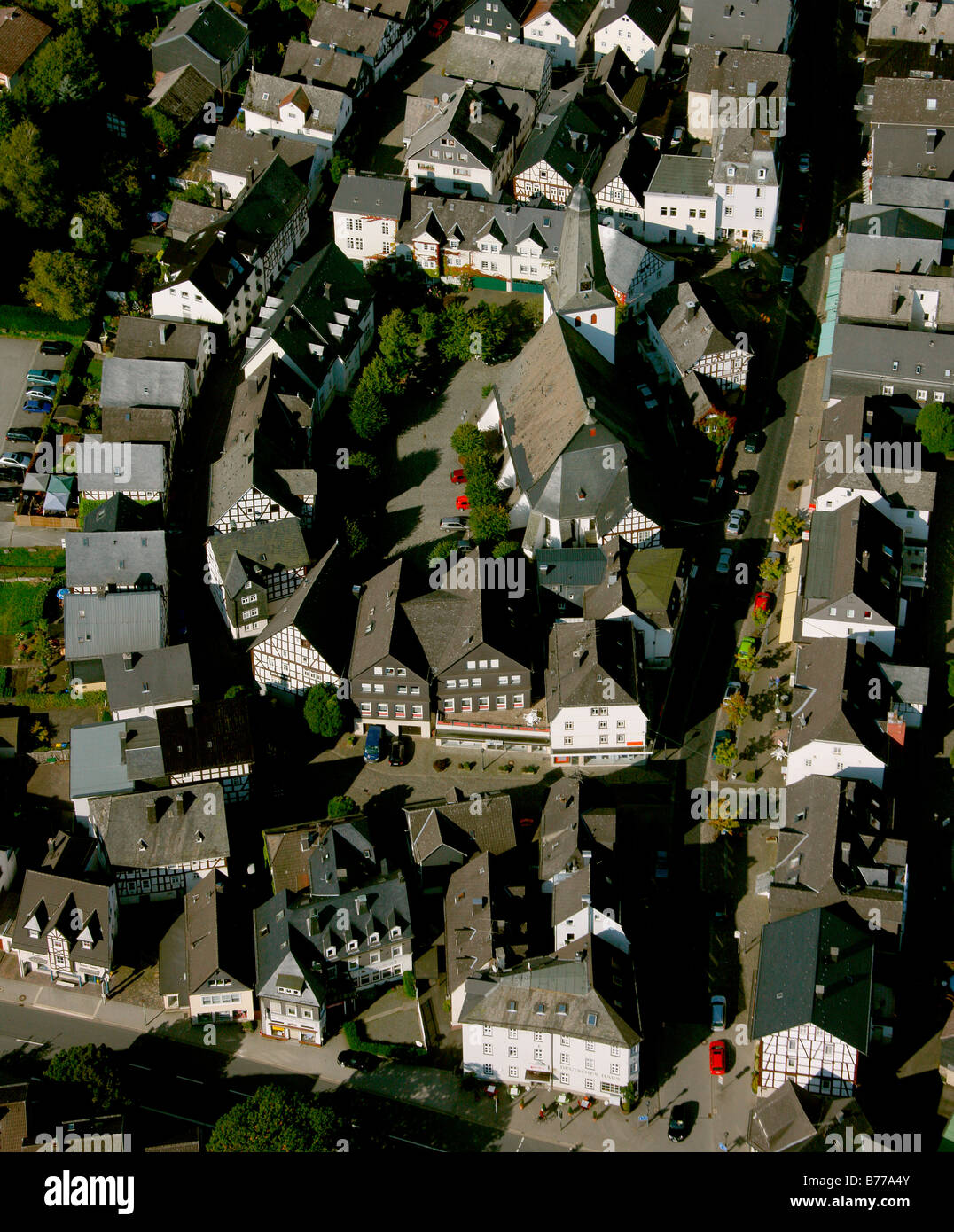 Photographie aérienne, ville de maisons à colombages et l'église, Bad Laasphe, Düren, région du Sauerland, North Rhine-Wes Banque D'Images