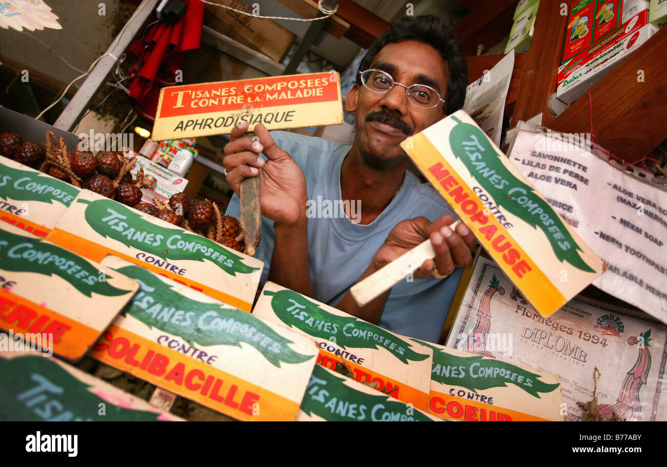 Colporteur offrant des aphrodisiaques et autres substances, le marché central, Port Louis, Maurice, océan Indien, Afrique Banque D'Images