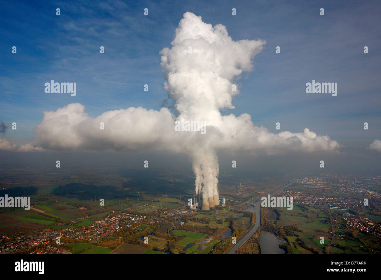 Photographie aérienne, des nuages formant une croix, l'inversion des conditions météorologiques, couche d'inversion, Werne, Gersteinwerk, RWE Power, Hamm, Banque D'Images