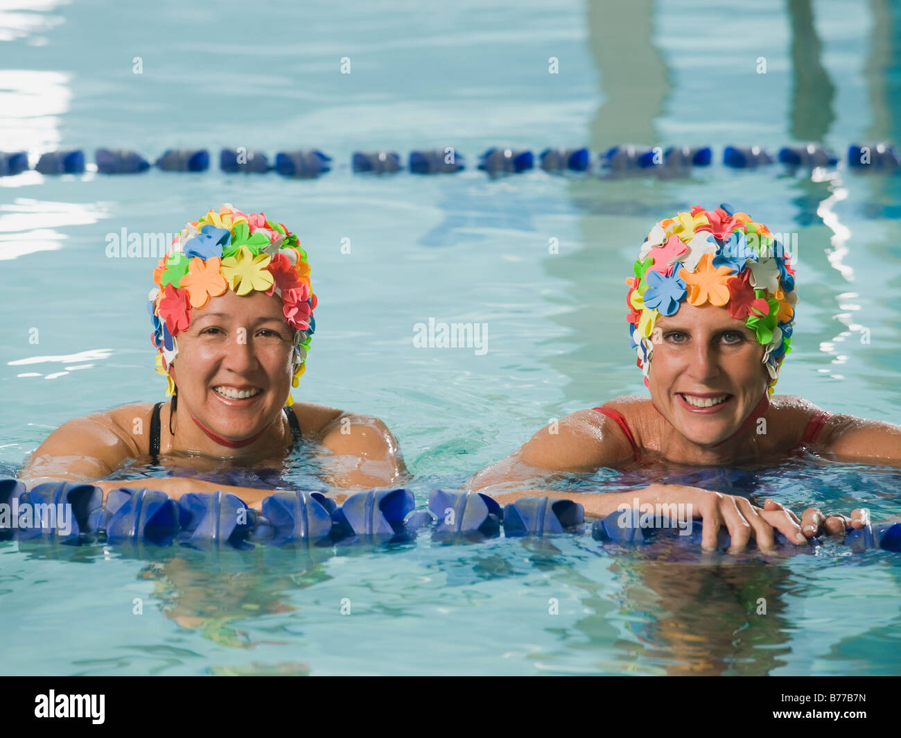 Bonnet femme posant piscine Banque D'Images