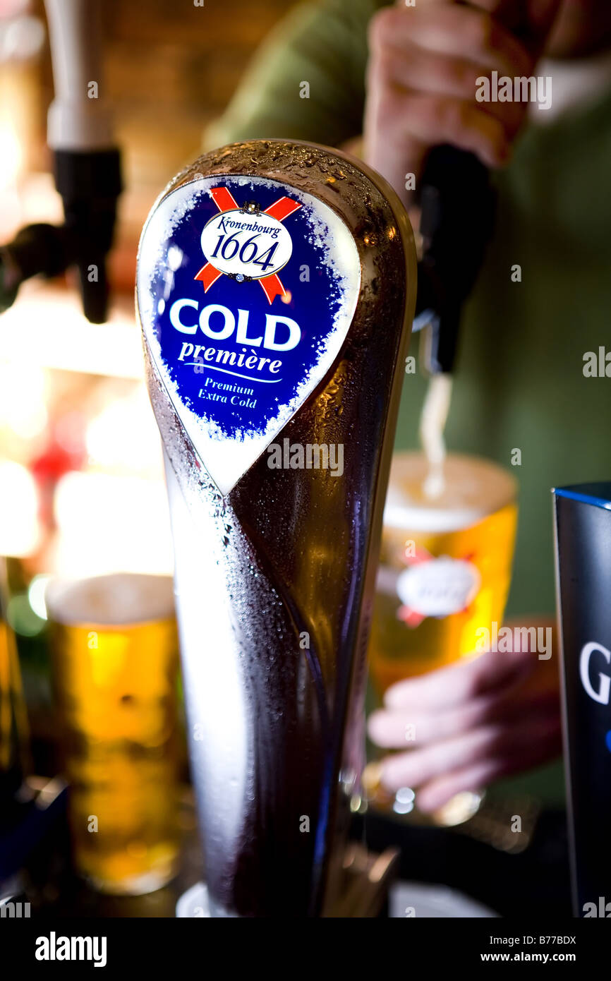 Pompe à bière Kronenbourg 1664 tiré par barman Photo Stock - Alamy