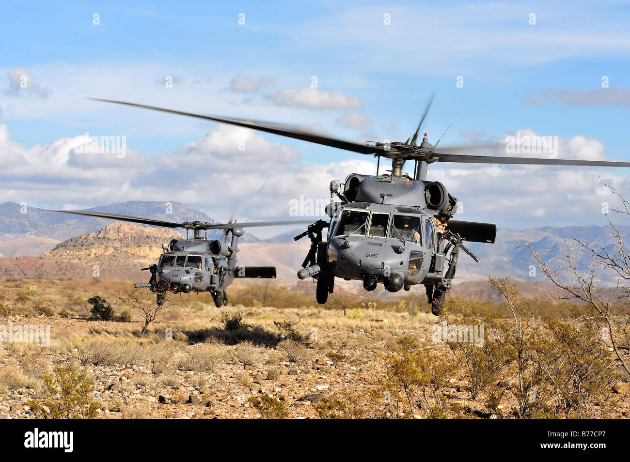 Deux hélicoptères HH-60 Pavehawk prépare à terre. Banque D'Images