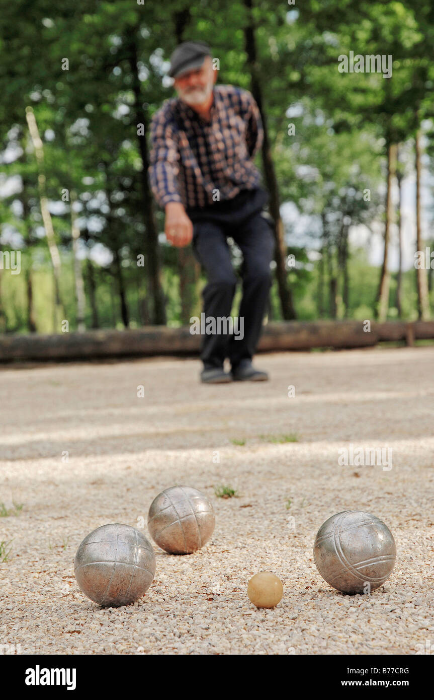 Homme jouant aux boules, pétanque, Provence, Sud de France, France, Europe Banque D'Images